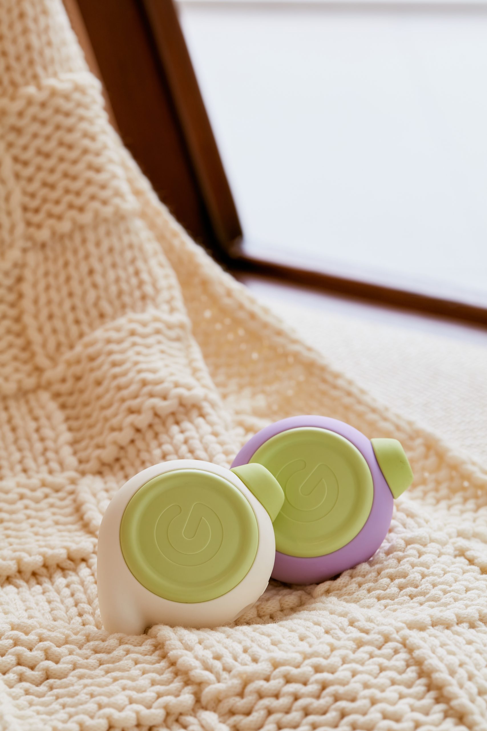 Glow white & purple with blanket GLOW™ 💋– Le stimulateur clitoridien premium silencieux😉🫦 – Image 10